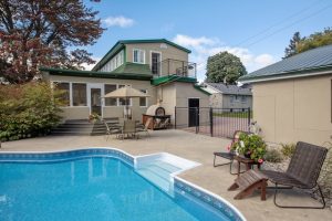 Une villa luxueuse avec piscine privée.
